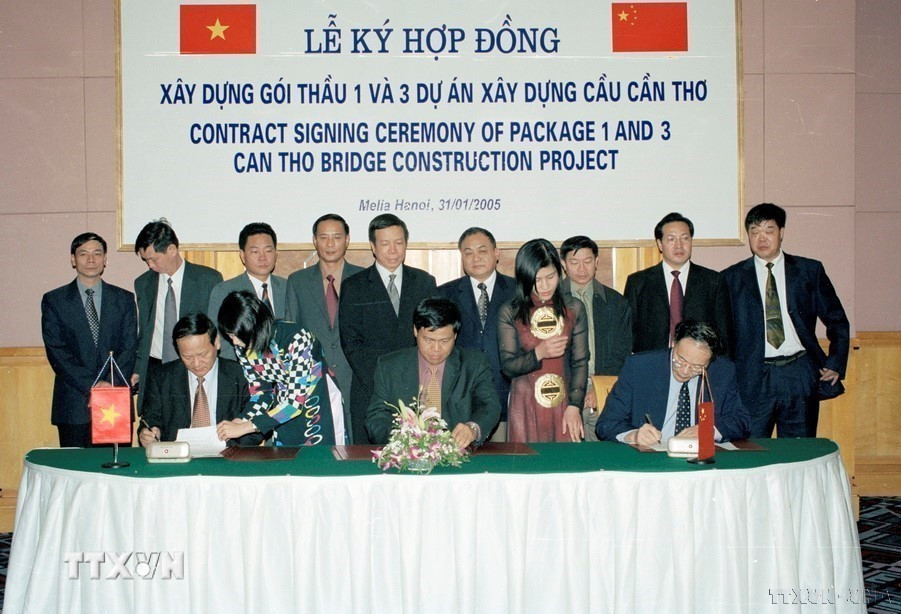 Lễ ký hợp đồng xây dựng gói thầu 1 và 3 Dự án xây dựng cầu Cần Thơ giữa BQL dự án Mỹ Thuận với TCty xây dựng Thăng Long và TCty xây dựng Quốc gia Trung Quốc (Hà Nội, 31/1/2005). (Ảnh: Anh Tôn/TTXVN)