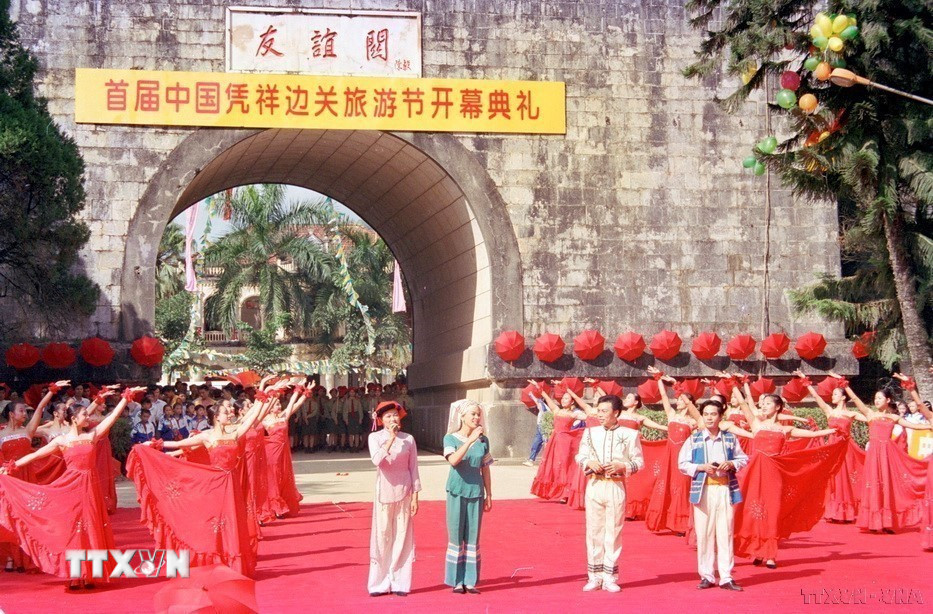 Lễ hội Du lịch biên giới lần thứ Nhất tại cửa khẩu Hữu nghị quan (Bằng Tường, Quảng Tây, Trung Quốc), ngày 8/10/1997. (Ảnh: Thuận Hải/TTXVN)