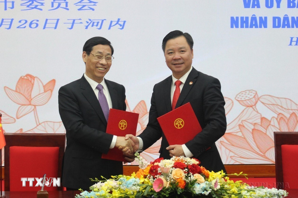 Trao biên bản ghi nhớ giữa Ủy ban Mặt trận Tổ quốc Việt Nam thành phố Hà Nội và Ủy ban Hội nghị Hiệp thương Chính trị Nhân dân Trung Quốc thành phố Thượng Hải (Trung Quốc) giai đoạn 2024-2029 (Hà Nội, 26/3/2024). (Ảnh: Nguyễn Thắng/TTXVN)