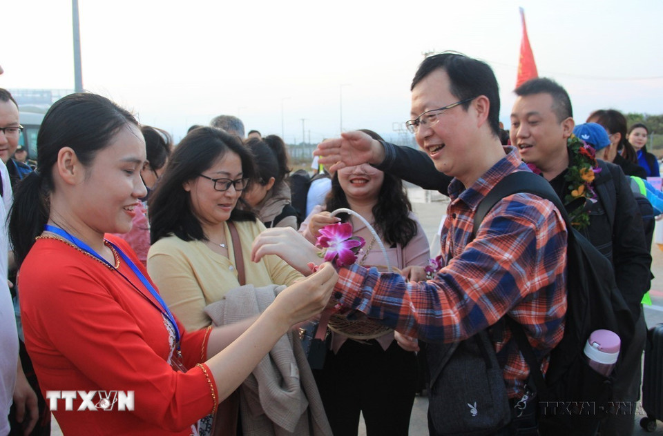 Lễ đón du khách từ Ma cao (Trung Quốc) đến Khánh Hòa du lịch (2023). (Ảnh: Phan Sáu/TTXVN)