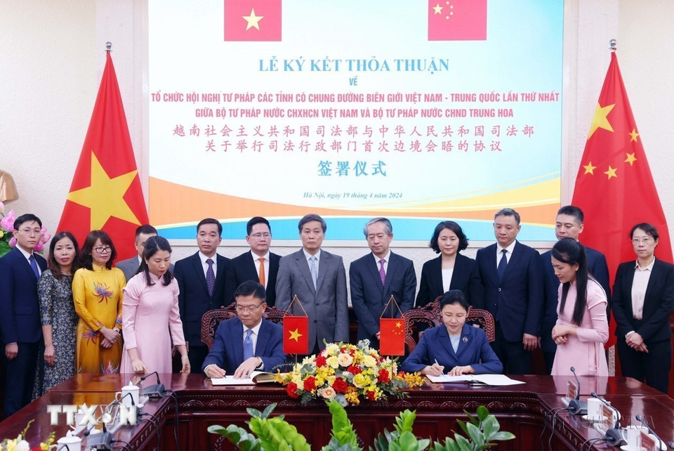 Sáng 19/4/2024, tại Hà Nội, Bộ trưởng Tư pháp Việt Nam Lê Thành Long hội đàm với Bộ trưởng Tư pháp Trung Quốc Hạ Vinh đang thăm và làm việc tại Việt Nam. (Ảnh: Phạm Kiên/TTXVN)