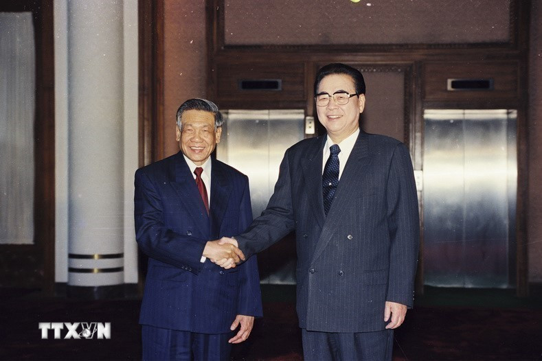 Trong chuyến thăm Trung Quốc của Tổng Bí thư Lê Khả Phiêu tháng 2/1999, hai nước xác định phương châm 16 chữ thúc đẩy quan hệ hai nước trong thế kỷ 21 là "láng giềng hữu nghị, hợp tác toàn diện, ổn định lâu dài, hướng tới tương lai". Trong ảnh: Tổng Bí thư Lê Khả Phiêu hội kiến đồng chí Lý Bằng, Uỷ viên Thường vụ Bộ Chính trị, Uỷ viên trưởng Uỷ ban Thường vụ Đại hội đại biểu Nhân dân toàn quốc nước CHND Trung Hoa (26/2/1999). (Ảnh: Cao Phong/TTXVN)