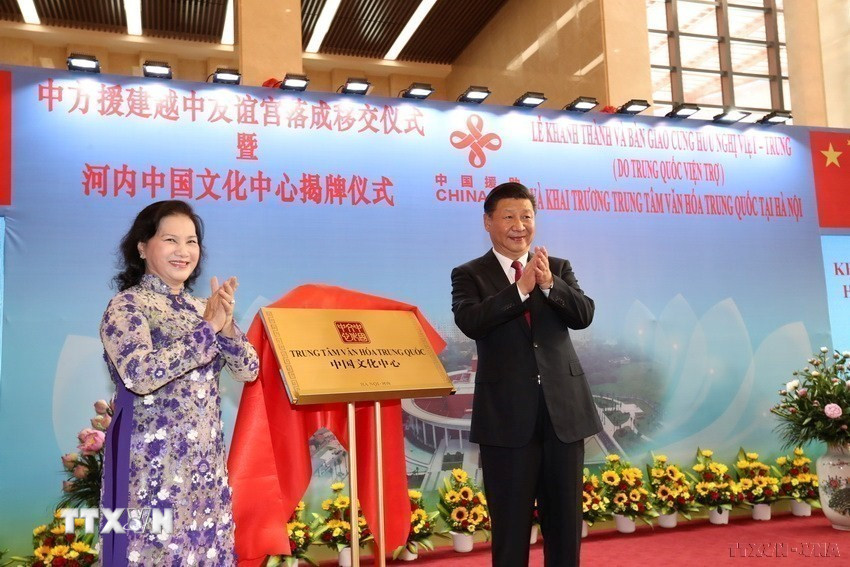 Chủ tịch Quốc hội Nguyễn Thị Kim Ngân và Tổng Bí thư, Chủ tịch Trung Quốc Tập Cận Bình dự Lễ khánh thành và bàn giao Cung Hữu nghị Việt - Trung và khai trương Trung tâm Văn hoá Trung Quốc tại Hà Nội, ngày 12/11/2017. (Ảnh: Trọng Đức/TTXVN)