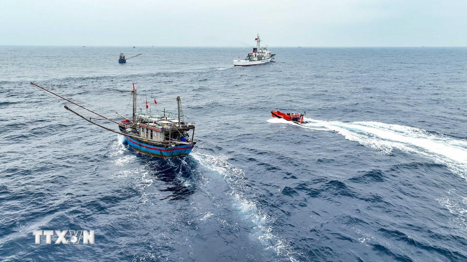 Từ 11-13/4/2023, trên vùng biển lân cận đường phân định Vịnh Bắc Bộ diễn ra Chuyến tuần tra liên hợp giữa Cảnh sát biển Việt Nam và Cảnh sát biển Trung Quốc lần thứ nhất - năm 2023. (Ảnh: Trung Nguyên/TTXVN)