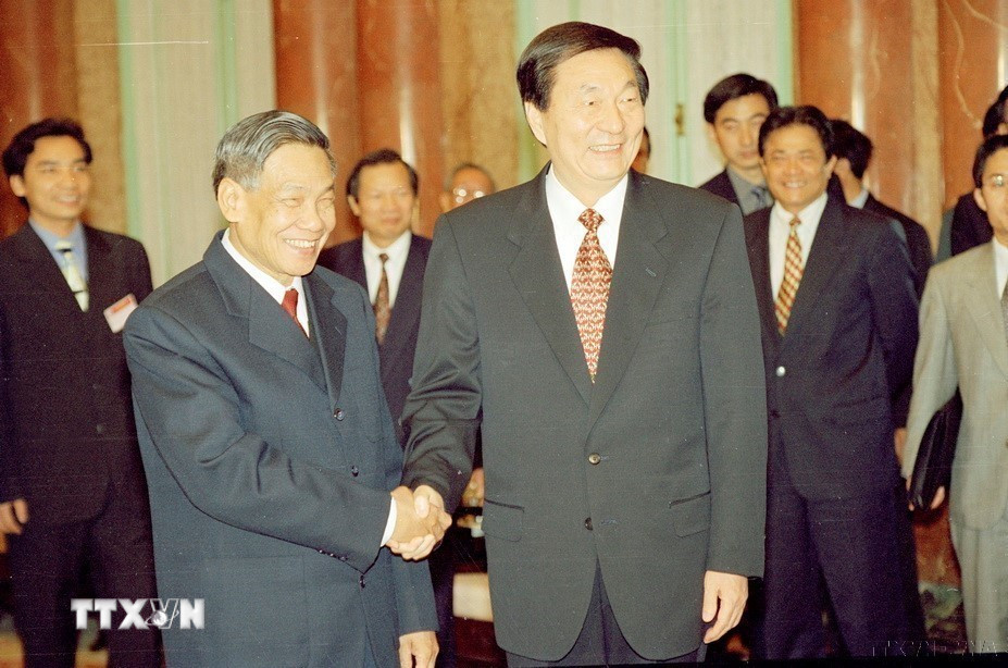 Tổng Bí thư Lê Khả Phiêu đón Thủ tướng Trung Quốc Chu Dung Cơ thăm Việt Nam (3/12/1999). (Ảnh: Thế Thuần/TTXVN)