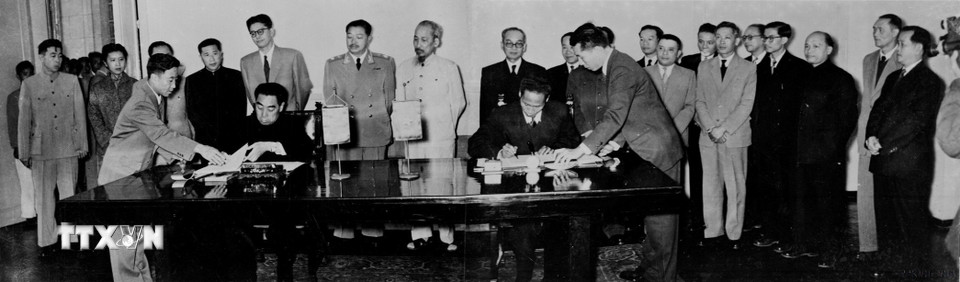 Chủ tịch Hồ Chí Minh chứng kiến Thủ tướng Phạm Văn Đồng và Thủ tướng Trung Quốc Chu Ân Lai ký Tuyên bố chung Việt Nam - Trung Quốc (Hà Nội, 22/11/1956). (Ảnh: TTXVN)