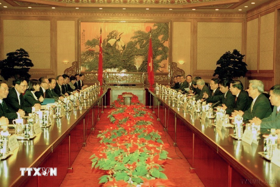 Tháng 12/2000, Việt Nam - Trung Quốc ký “Tuyên bố chung về hợp tác toàn diện trong thế kỷ mới”, đề ra những biện pháp cụ thể phát triển quan hệ hai nước trên tất cả các lĩnh vực. Trong ảnh: Chủ tịch Trung Quốc Giang Trạch Dân hội đàm với Chủ tịch nước Trần Đức Lương trong chuyến thăm chính thức Trung Quốc (Bắc Kinh, 25/12/2000). (Ảnh: Trọng Nghiệp/TTXVN)