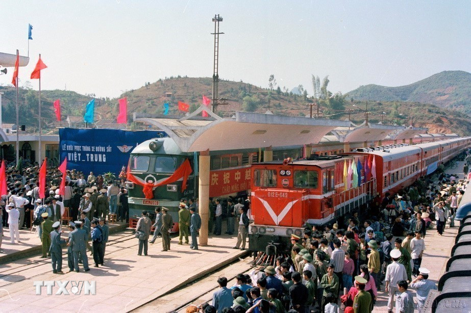 Chuyến tàu hỏa đầu tiên của Trung Quốc đến ga Đồng Đăng (Lạng Sơn), sáng 14/2/1996, tại Lễ khôi phục thông xe đường sắt Việt - Trung tại 2 cửa khẩu Lạng Sơn và Lào Cai, sau 17 năm gián đoạn. (Ảnh: TTXVN)