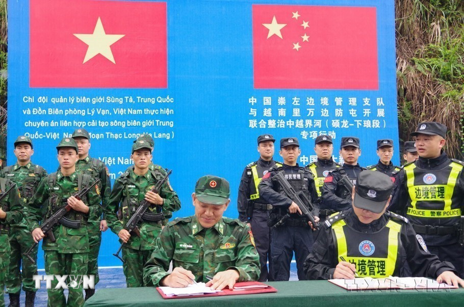 Đồn Biên phòng Cửa khẩu Lý Vạn (Việt Nam) và Đại đội quản lý biên giới huyện Đại Tân (Trung Quốc) ký kết biên bản tuần tra song phương (15/8/2023). (Ảnh: Chu Hiệu/TTXVN)