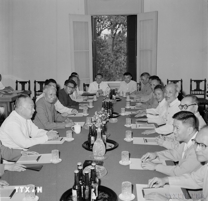 Chủ tịch Hồ Chí Minh hội đàm với Chủ tịch Trung Quốc Lưu Thiếu Kỳ thăm hữu nghị chính thức Việt Nam (Hà Nội, 11/5/1963). (Ảnh: TTXVN)