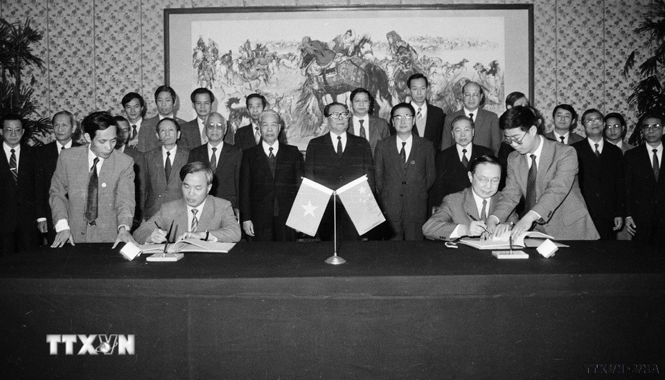 Lễ ký kết Hiệp định thương mại Trung - Việt và Hiệp định tạm thời về việc giải quyết công việc ở biên giới hai nước Trung Quốc – Việt Nam tại thủ đô Bắc Kinh, ngày 7/11/1991, trong chuyến thăm Trung Quốc của Tổng Bí thư Đỗ Mười và Chủ tịch Hội đồng Bộ trưởng Võ Văn Kiệt (5 - 10/11/1991). (Ảnh: TTXVN)