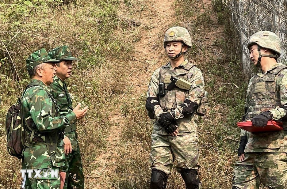 Tuần tra song phương tuyến biên giới Việt Nam-Trung Quốc tại lối mở A Pa Chải (Việt Nam) và Long Phú (Trung Quốc) giữa Bộ đội Biên phòng tỉnh Điện Biên và Bộ đội Biên phòng khu vực Mông Tự (2024). (Ảnh: TTXVN phát)