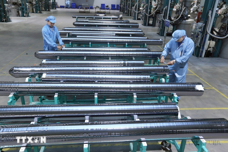 Chế tạo vật liệu sản xuất pin năng lượng mặt trời tại Công ty TNHH JA Solar Việt Nam, vốn đầu tư của Hong Kong (Trung Quốc) tại khu công nghiệp Quang Châu (Bắc Giang). (Ảnh: Danh Lam/TTXVN)