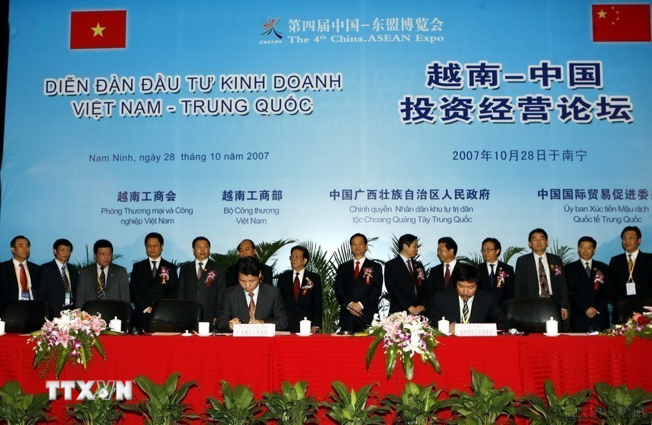 Thủ tướng Nguyễn Tấn Dũng chứng kiến doanh nghiệp Việt Nam và Trung Quốc ký biên bản hợp tác tại Diễn đàn đầu tư kinh doanh Việt - Trung (Nam Ninh, 28/10/2007). (Ảnh: Đức Tám/TTXVN)