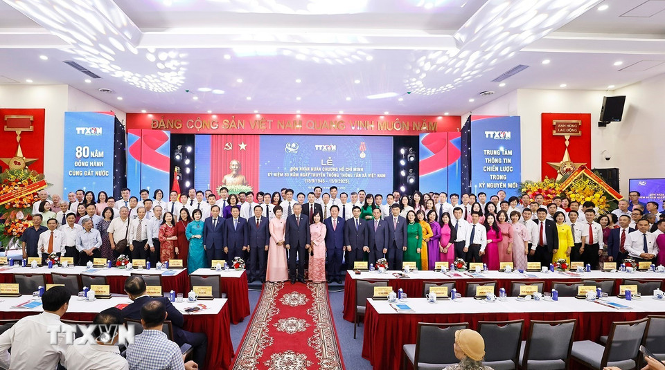 Tổng Bí thư Tô Lâm và các đồng chí lãnh đạo Đảng, Nhà nước và các đại biểu chụp ảnh chung. (Ảnh: Doãn Tấn/TTXVN)