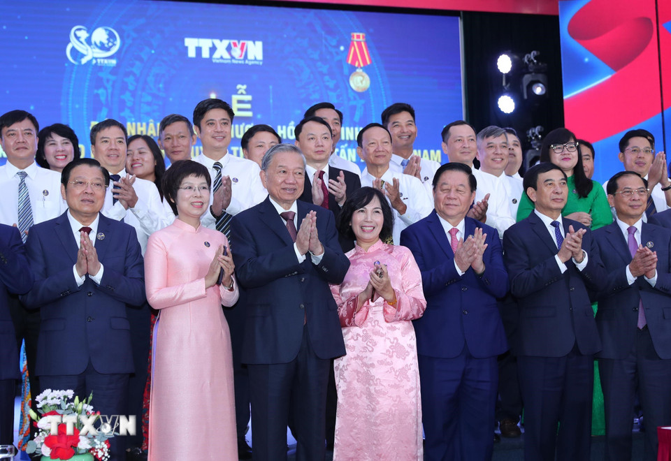 Tổng Bí thư Tô Lâm, các đồng chí lãnh đạo Đảng, Nhà nước với cán bộ, phóng viên TTXVN trong Lễ kỷ niệm. (Ảnh: Trọng Đức/TTXVN)