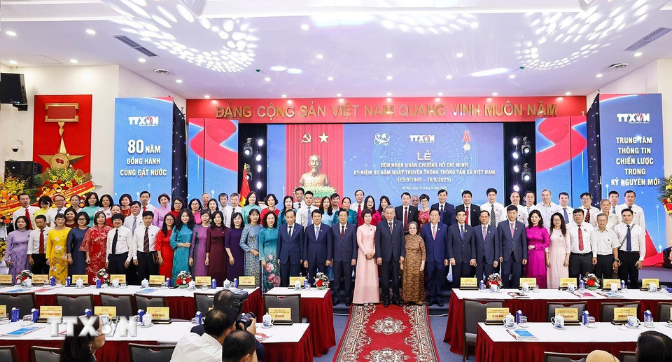 Tổng Bí thư Tô Lâm và các đồng chí lãnh đạo Đảng, Nhà nước và các đại biểu chụp ảnh chung. (Ảnh: Doãn Tấn/TTXVN)