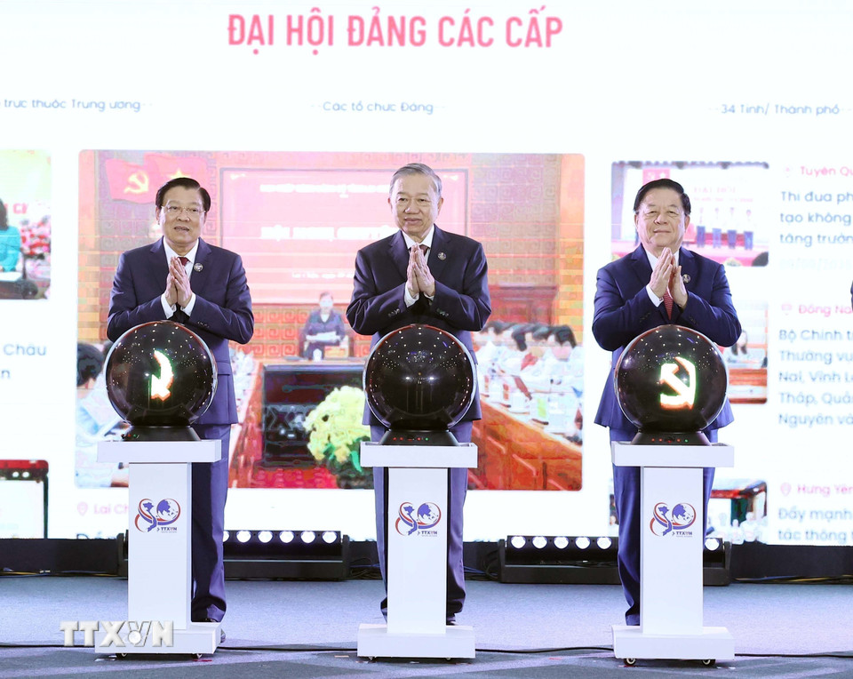 Tổng Bí thư Tô Lâm và các đồng chí lãnh đạo Đảng, Nhà nước thực hiện nghi thức khai trương trang thông tin Đại hội đại biểu toàn quốc lần thứ XIV của Đảng. (Ảnh: Thống Nhất/TTXVN)