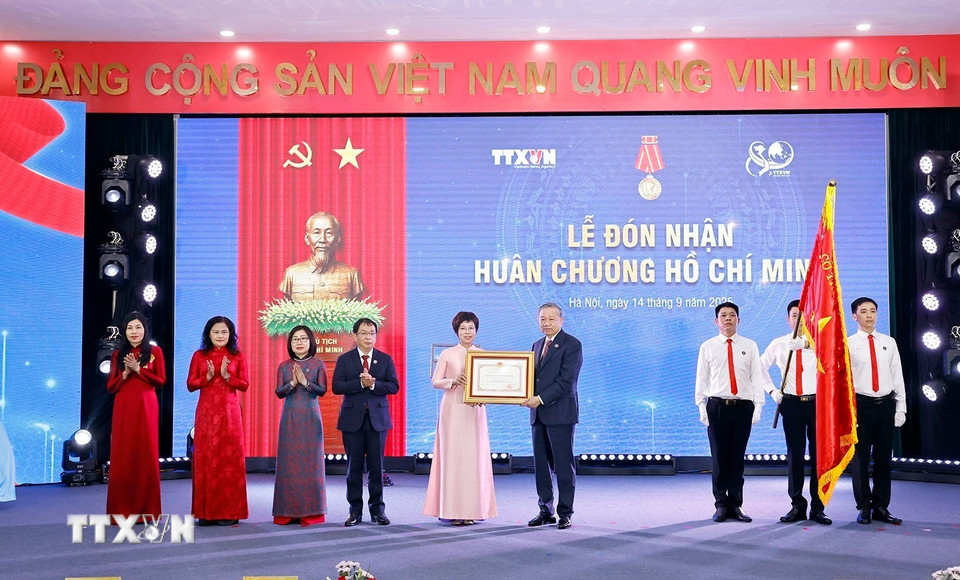 Tổng Bí thư Tô Lâm trao Huân chương Hồ Chí Minh lần thứ ba cho Thông tấn xã Việt Nam. (Ảnh: Doãn Tấn/TTXVN)