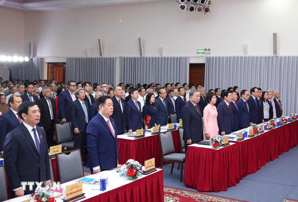 Tổng Bí thư Tô Lâm và các đại biểu thực hiện Nghi lễ chào cờ. (Ảnh: Thống Nhất/TTXVN)