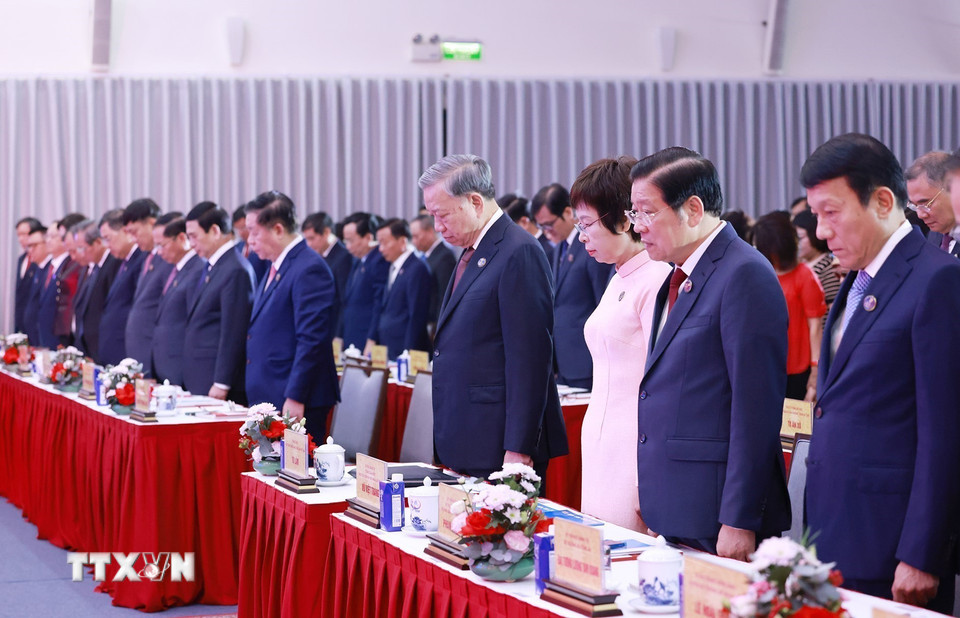 Tổng Bí thư Tô Lâm và các đại biểu mặc niệm các Nhà báo liệt sỹ TTXVN đã hy sinh trong các cuộc chiến tranh. (Ảnh: Dương Giang/TTXVN)