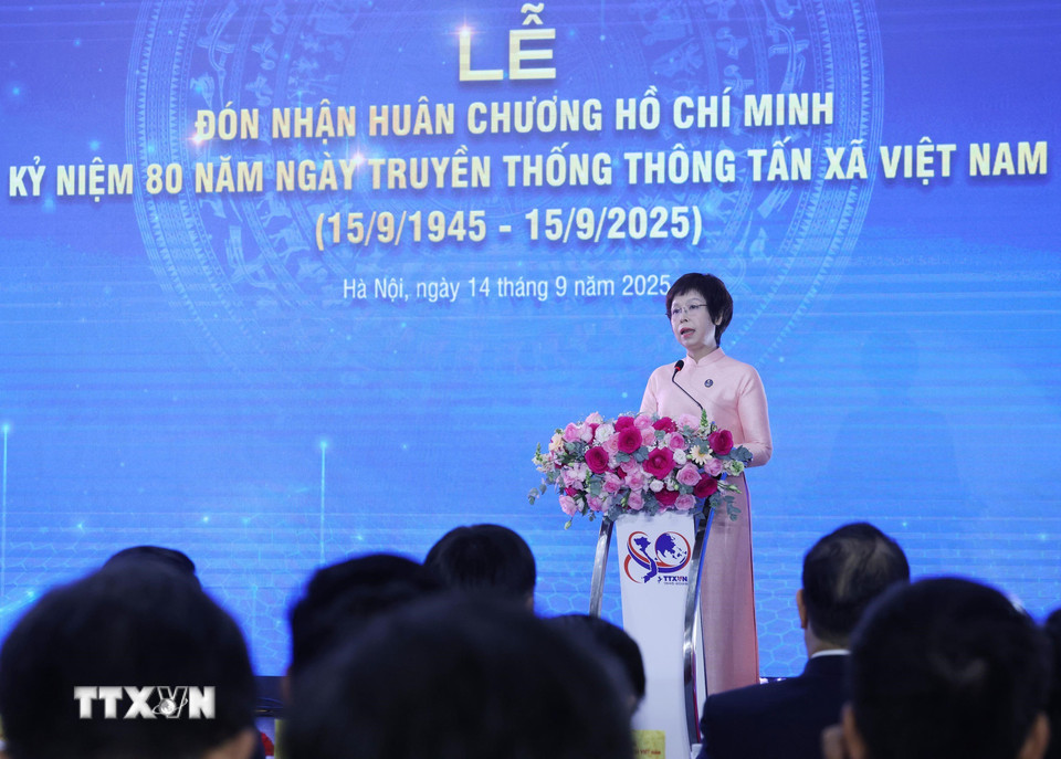 Đồng chí Vũ Việt Trang, Bí thư Đảng ủy, Tổng Giám đốc TTXVN đọc diễn văn kỷ niệm 80 năm Ngày truyền thống Thông tấn xã Việt Nam (15/9/1945-15/9/2025). (Ảnh: Lâm Khánh/TTXVN)