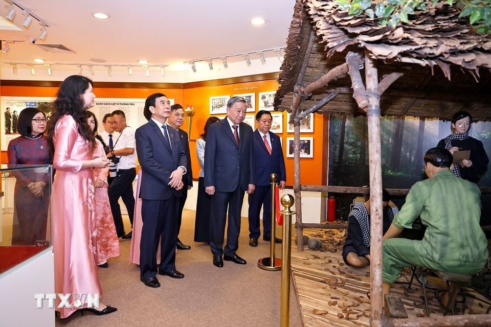 Tổng Bí thư Tô Lâm và các đại biểu tham quan phòng truyền thống Thông tấn xã Việt Nam. (Ảnh: Doãn Tấn/TTXVN)