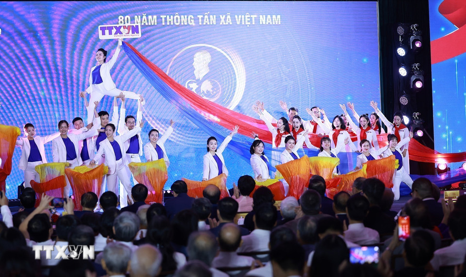 Chương trình nghệ thuật chào mừng Lễ kỷ niệm 80 năm Ngày truyền thống Thông tấn xã Việt Nam. (Ảnh: Dương Giang/TTXVN)