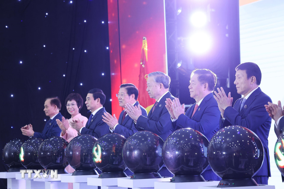Tổng Bí thư Tô Lâm và các đồng chí lãnh đạo Đảng, Nhà nước thực hiện nghi thức khai trương trang thông tin Đại hội đại biểu toàn quốc lần thứ XIV của Đảng. (Ảnh: TTXVN)