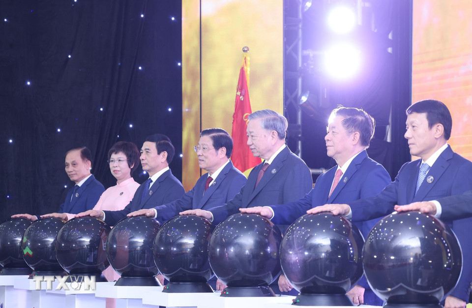 Tổng Bí thư Tô Lâm và các đồng chí lãnh đạo Đảng, Nhà nước thực hiện nghi thức khai trương trang thông tin Đại hội đại biểu toàn quốc lần thứ XIV của Đảng. (Ảnh: TTXVN)