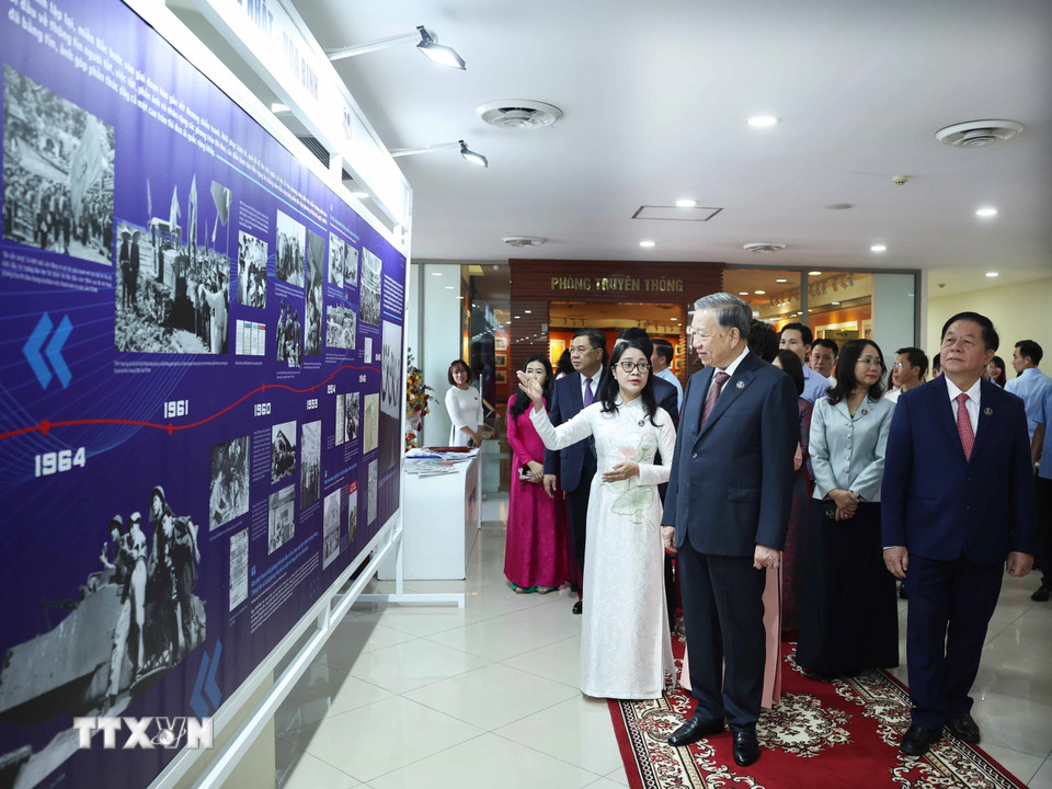 Tổng Bí thư Tô Lâm và các đại biểu xem ảnh tư liệu 80 năm truyền thống Thông tấn xã Việt Nam (15/9/1945 -15/9/2025). (Ảnh: Thống Nhất/TTXVN)