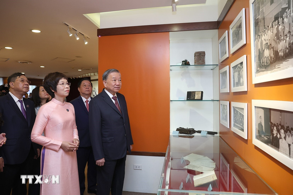 Tổng Bí thư Tô Lâm tham quan phòng truyền thống Thông tấn xã Việt Nam. (Ảnh: Thống Nhất/TTXVN)
