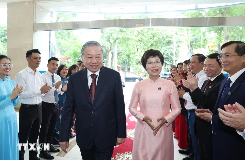 Tổng Giám đốc TTXVN Vũ Việt Trang đón Tổng Bí thư Tô Lâm dự Lễ kỷ niệm 80 năm Thông tấn xã Việt Nam. (Ảnh: Lâm Khánh/TTXVN)