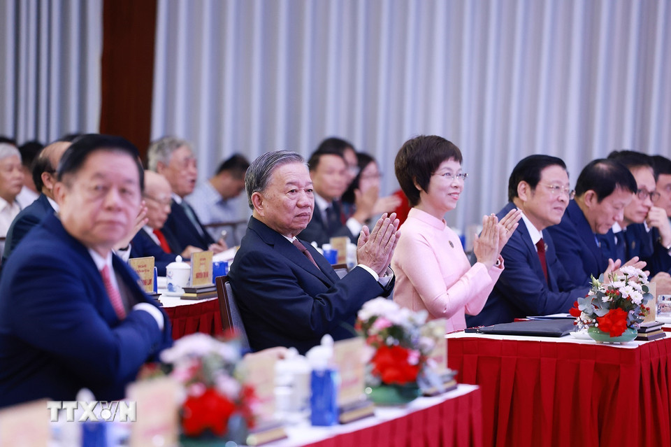 Tổng Bí thư Tô Lâm và các đồng chí lãnh đạo Đảng, Nhà nước dự Lễ đón nhận Huân chương Hồ Chí Minh và kỷ niệm 80 năm Ngày truyền thống Thông tấn xã Việt Nam (15/9/1945-15/9/2025). (Ảnh: Dương Giang/TTXVN)