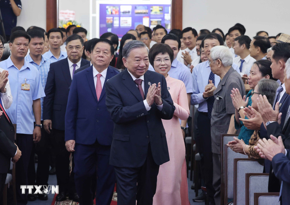 Tổng Bí thư Tô Lâm với các đại biểu dự Lễ đón nhận Huân chương Hồ Chí Minh và kỷ niệm 80 năm Ngày truyền thống Thông tấn xã Việt Nam (15/9/1945-15/9/2025). (Ảnh: Thống Nhất/TTXVN)