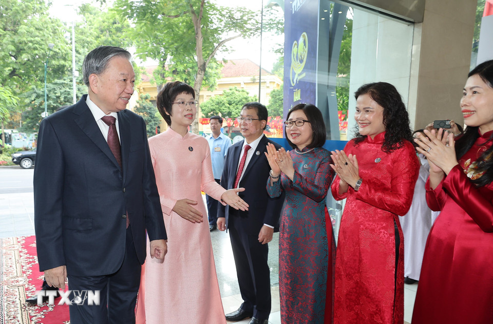 Tổng Giám đốc TTXVN Vũ Việt Trang đón Tổng Bí thư Tô Lâm dự Lễ kỷ niệm 80 năm Thông tấn xã Việt Nam. (Ảnh: Lâm Khánh/TTXVN)