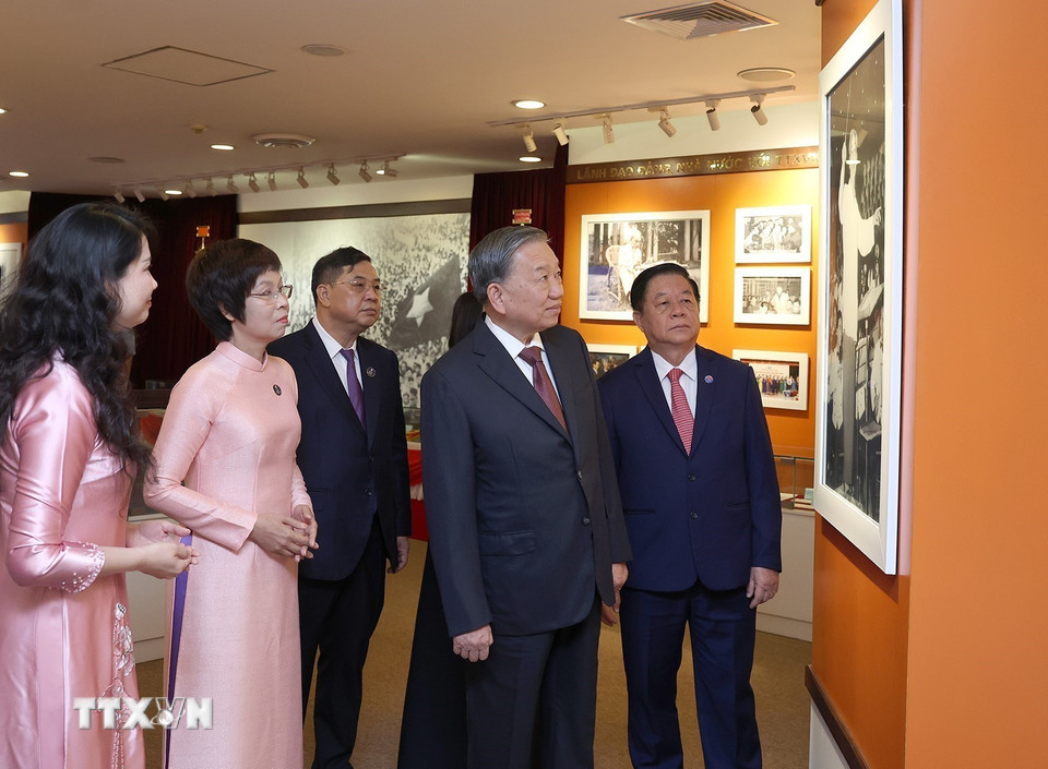 Tổng Bí thư Tô Lâm tham quan phòng truyền thống Thông tấn xã Việt Nam. (Ảnh: Thống Nhất/TTXVN)