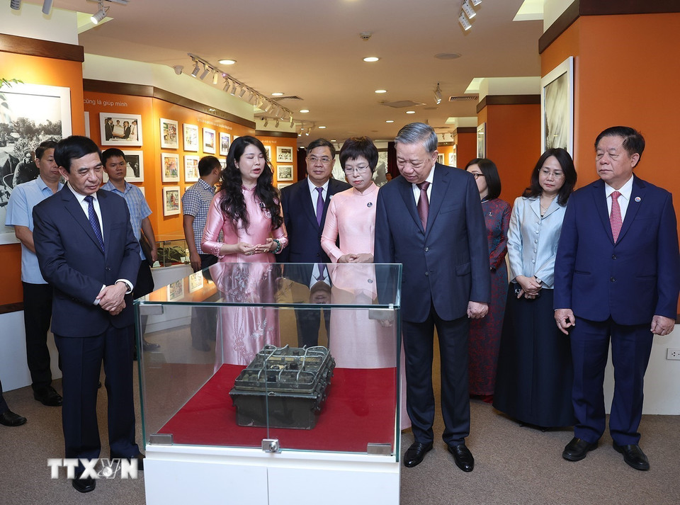 Tổng Bí thư Tô Lâm tham quan phòng truyền thống Thông tấn xã Việt Nam. (Ảnh: Thống Nhất/TTXVN)