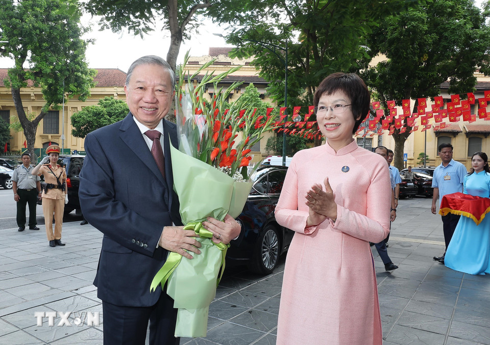 Tổng Giám đốc TTXVN Vũ Việt Trang đón Tổng Bí thư Tô Lâm dự Lễ kỷ niệm 80 năm Thông tấn xã Việt Nam. (Ảnh: Lâm Khánh/TTXVN)