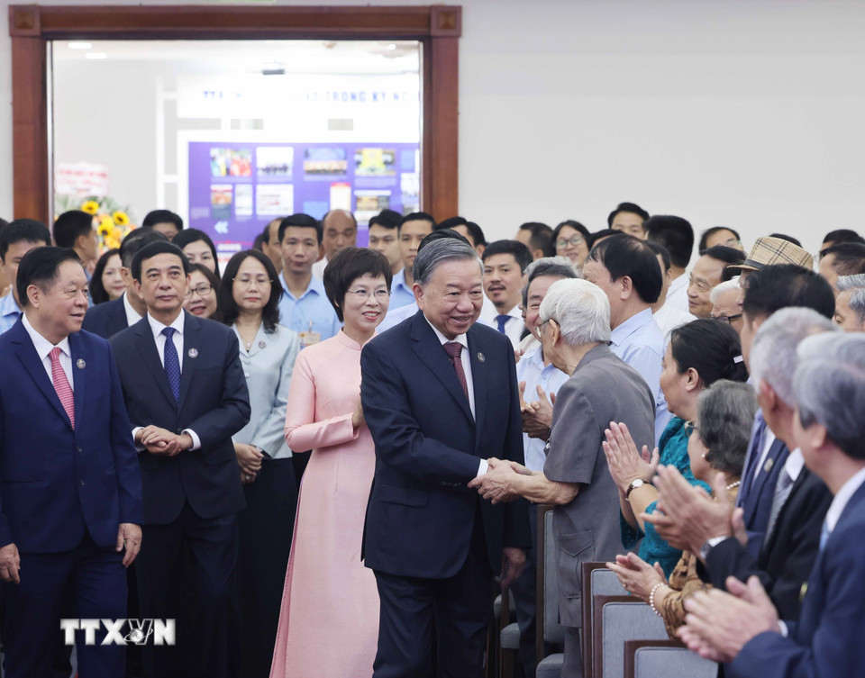 Tổng Bí thư Tô Lâm với các đại biểu dự Lễ đón nhận Huân chương Hồ Chí Minh và kỷ niệm 80 năm Ngày truyền thống Thông tấn xã Việt Nam (15/9/1945-15/9/2025). (Ảnh: Thống Nhất/TTXVN)