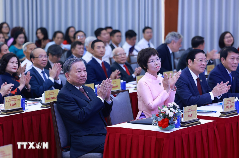 Tổng Bí thư Tô Lâm và các đồng chí lãnh đạo Đảng, Nhà nước dự Lễ đón nhận Huân chương Hồ Chí Minh và kỷ niệm 80 năm Ngày truyền thống Thông tấn xã Việt Nam (15/9/1945-15/9/2025). (Ảnh: Dương Giang/TTXVN)