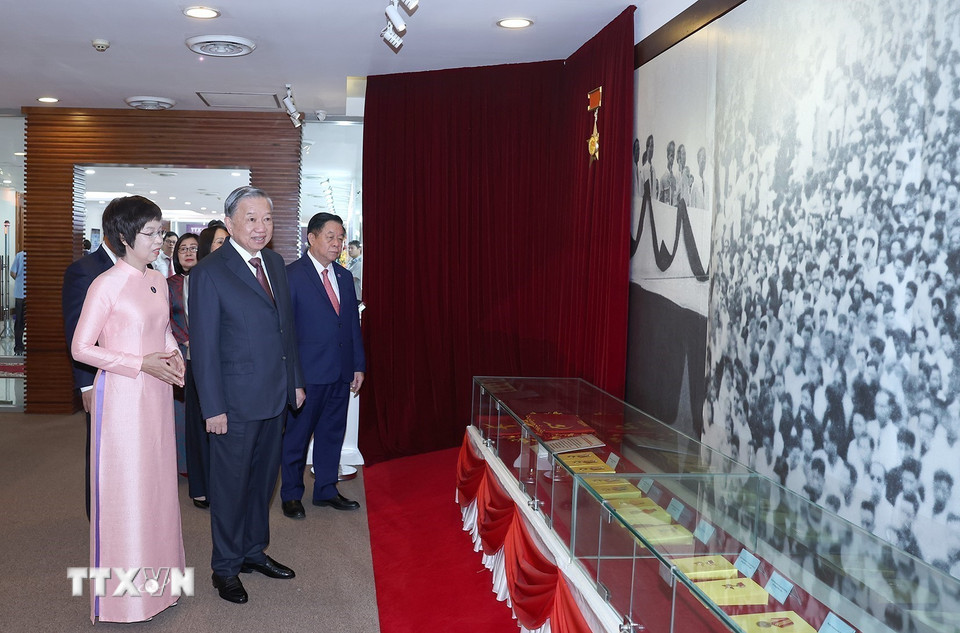 Tổng Bí thư Tô Lâm tham quan phòng truyền thống Thông tấn xã Việt Nam. (Ảnh: Thống Nhất/TTXVN)