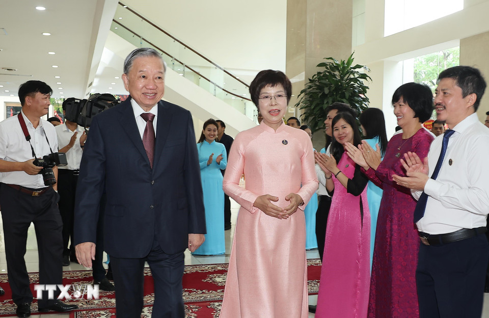 Tổng Giám đốc TTXVN Vũ Việt Trang đón Tổng Bí thư Tô Lâm dự Lễ kỷ niệm 80 năm Thông tấn xã Việt Nam. (Ảnh: Lâm Khánh/TTXVN)