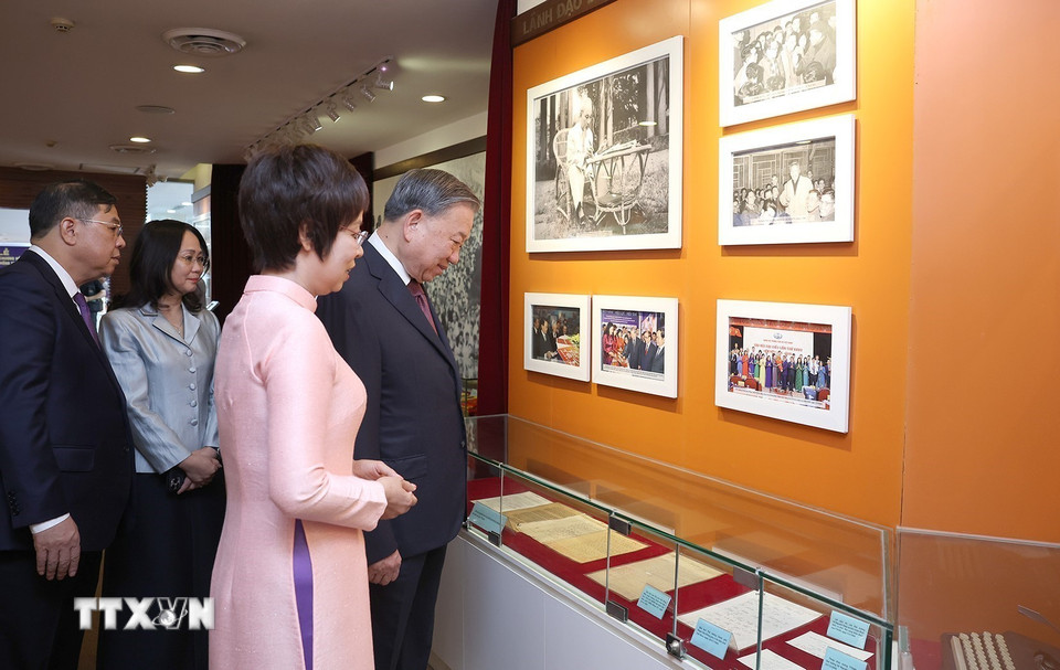 Tổng Bí thư Tô Lâm tham quan phòng truyền thống Thông tấn xã Việt Nam. (Ảnh: Thống Nhất/TTXVN)