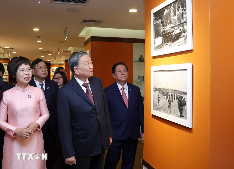 Tổng Bí thư Tô Lâm tham quan phòng truyền thống Thông tấn xã Việt Nam. (Ảnh: Thống Nhất/TTXVN)