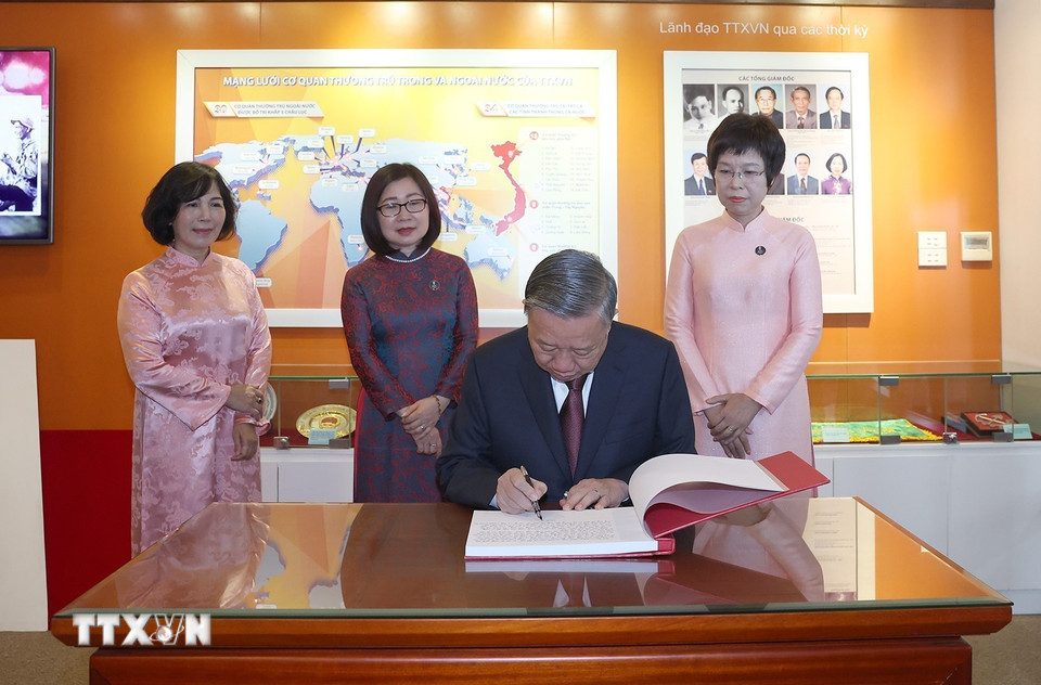 Tổng Bí thư Tô Lâm ghi lưu bút tại phòng truyền thống Thông tấn xã Việt Nam. (Ảnh: Thống Nhất/TTXVN)