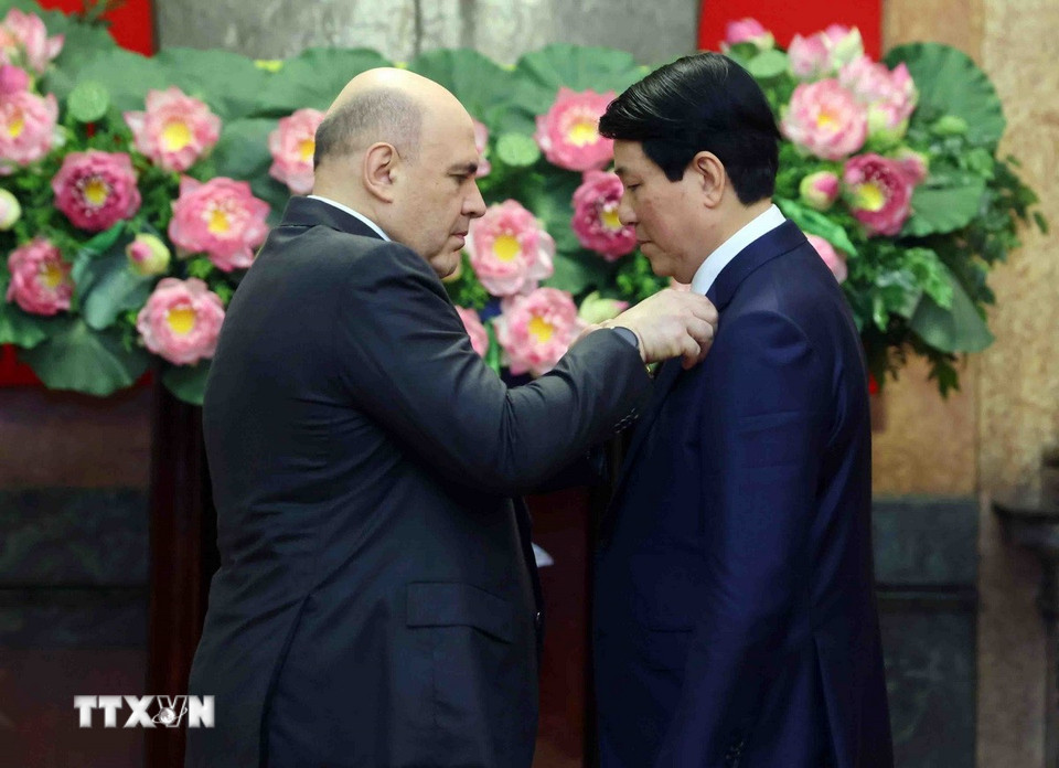 Thủ tướng Liên bang Nga Mikhail Mishustin trao Huân chương Hữu nghị của Nhà nước Liên bang Nga tặng Chủ tịch nước Lương Cường. (Ảnh: Phạm Kiên/TTXVN)