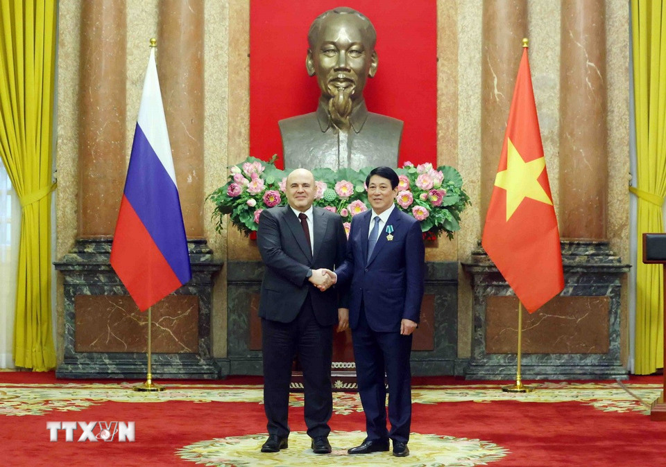 Thủ tướng Liên bang Nga Mikhail Mishustin trao Huân chương Hữu nghị của Nhà nước Liên bang Nga tặng Chủ tịch nước Lương Cường. (Ảnh: Phạm Kiên/TTXVN)