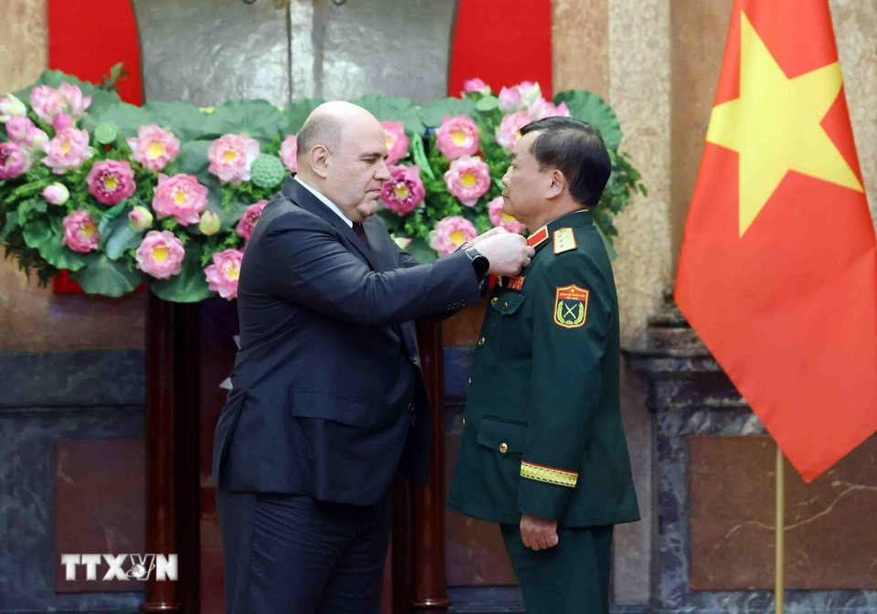 Thủ tướng Liên bang Nga Mikhail Mishustin trao Huân chương Hữu nghị của Nhà nước Liên bang Nga tặng Thượng tướng Hoàng Xuân Chiến, Ủy viên Trung ương Đảng, Thứ trưởng Bộ Quốc phòng. (Ảnh: Phạm Kiên/TTXVN)