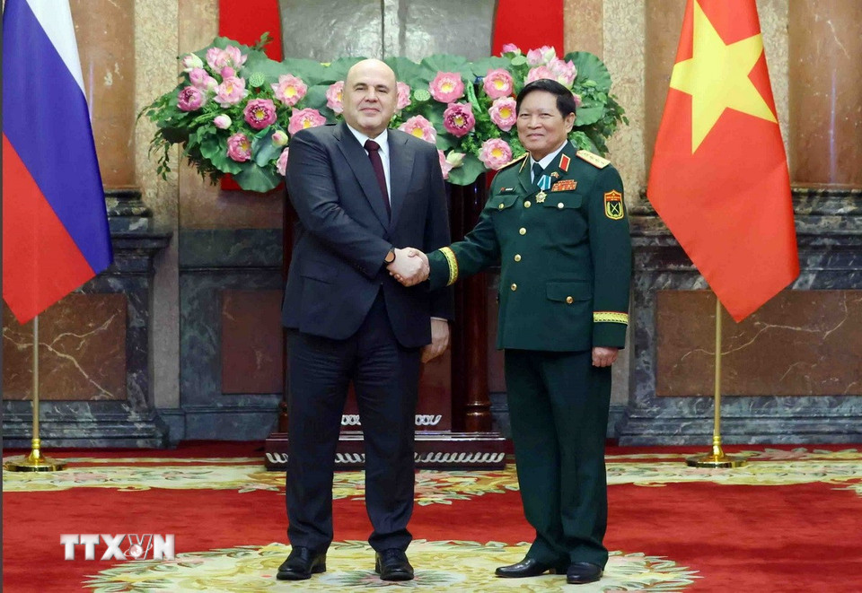 Thủ tướng Liên bang Nga Mikhail Mishustin trao Huân chương Hữu nghị của Nhà nước Liên bang Nga tặng Đại tướng Ngô Xuân Lịch, nguyên Ủy viên Bộ Chính trị, nguyên Bộ trưởng Bộ Quốc phòng. (Ảnh: Phạm Kiên/TTXVN)